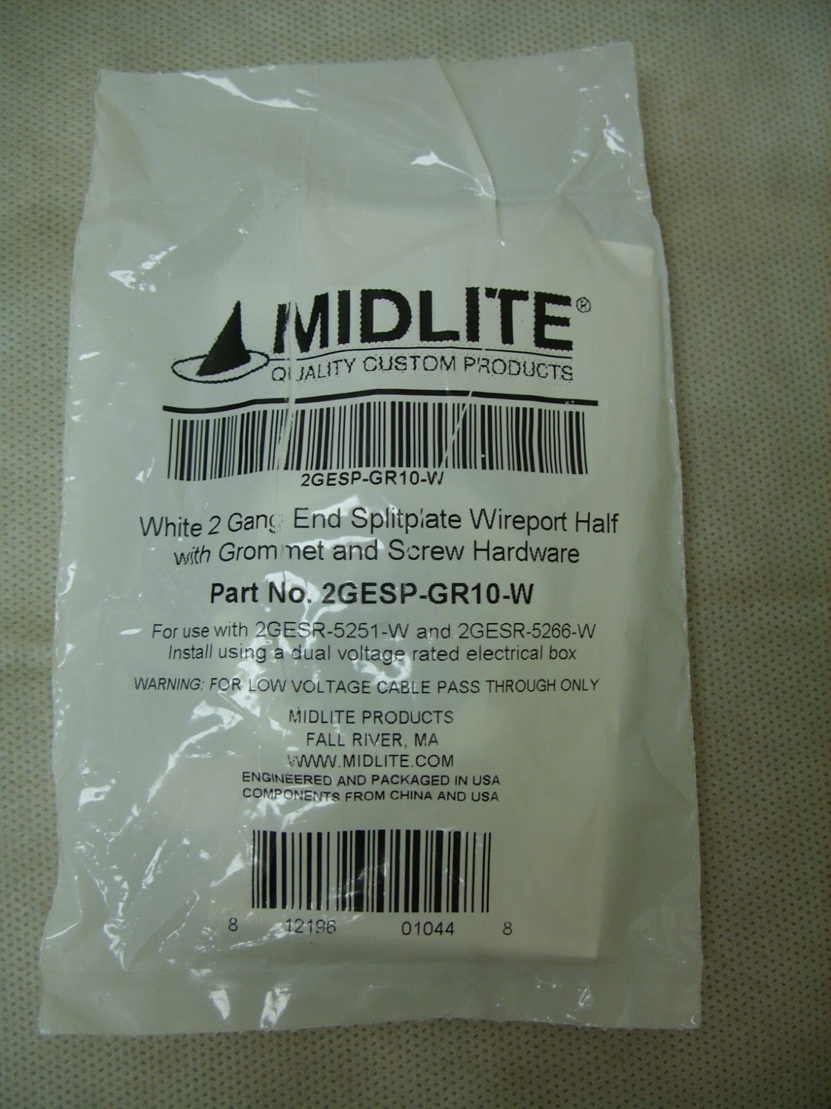 Midlite 2-Gang End SplitPlate Wireport Half With Grommet (White) 2GESP-GR10-W