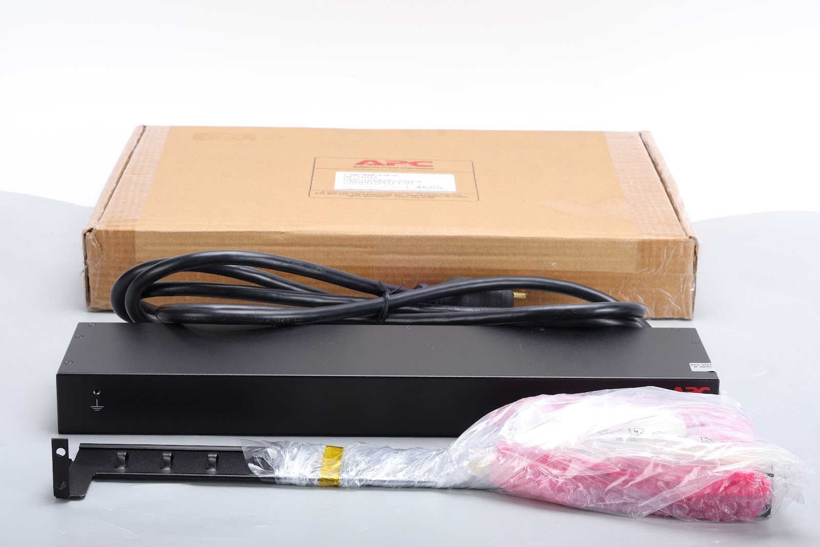APC AP7801 Metered Rack Power Distribution (PDU) With Accessories