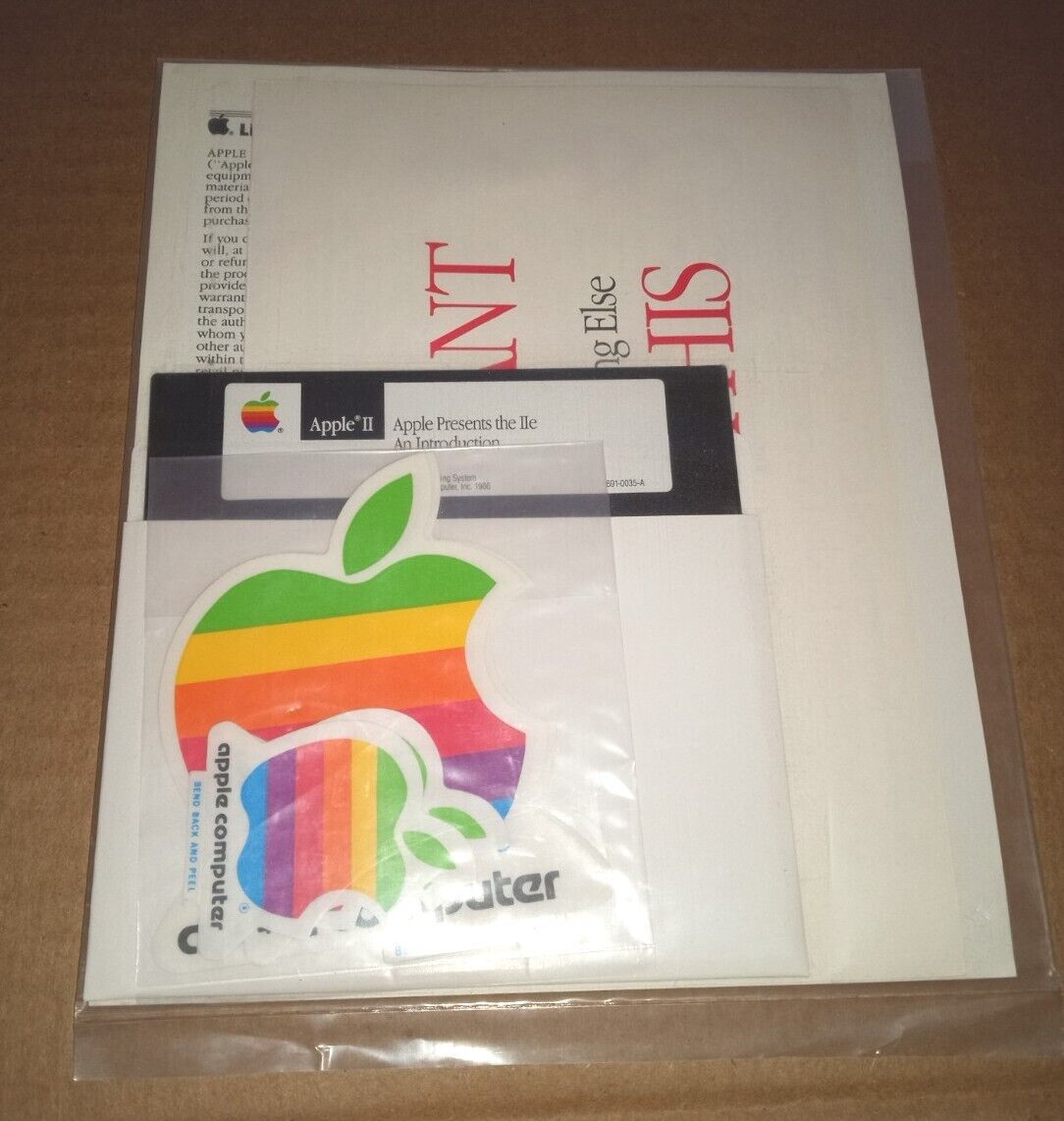 RARE Apple Presents the IIe - An Introduction Docs - Disk - STICKERS NEW
