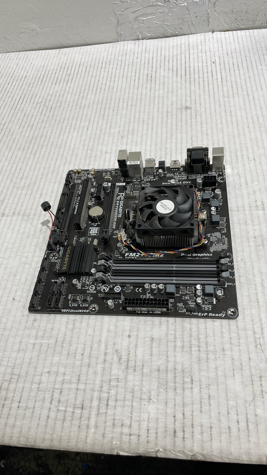 Gigabyte GA-F2A88XM-D3H Micro-ATX Motherboard AMD FM2+ Socket DDR3 w/ CPU Cooler