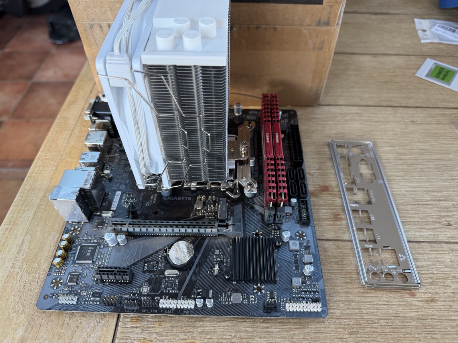 Bundle GIGABYTE H610M S2H V2 DDR4/ i5 12400f 6 Core CPU/ DDR4 32GB RAM 3200MHz