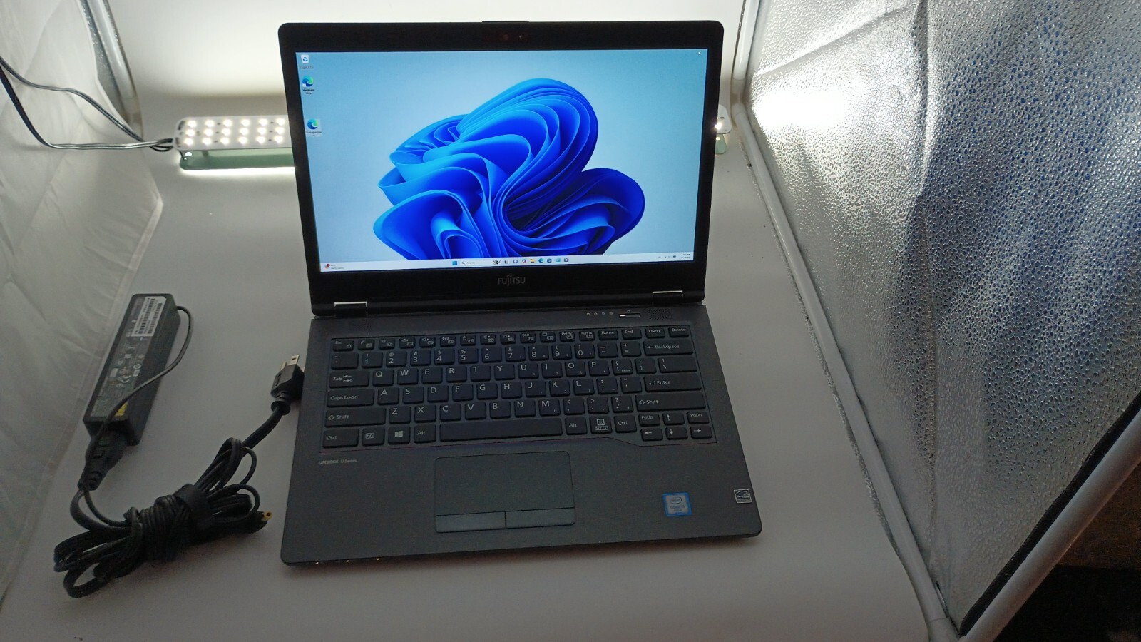 3161 LifeBookU747w/genuine Fujitsu Chargeri5 6th gen.8GB.128GB M.2.14"FHD.Nice