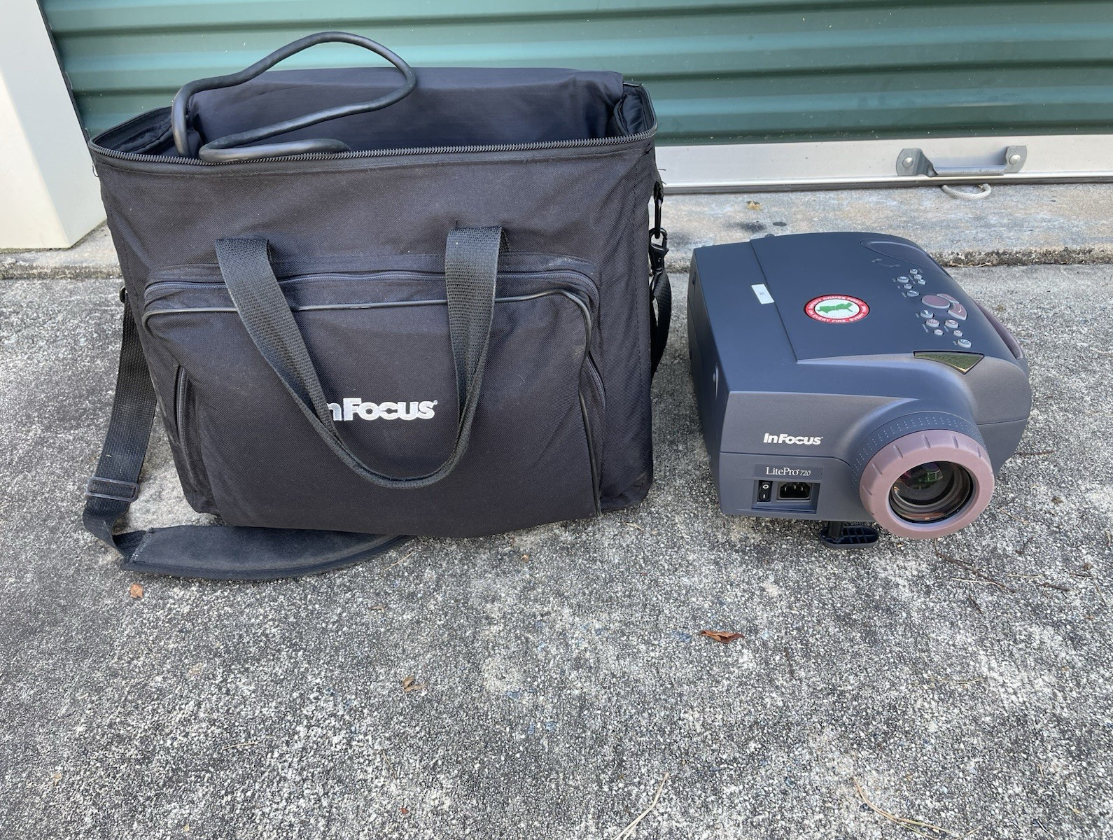 InFocus LitePro 720 LP720 DLP 3000 ANSI 1024x768 4:3 Case Remote Cables