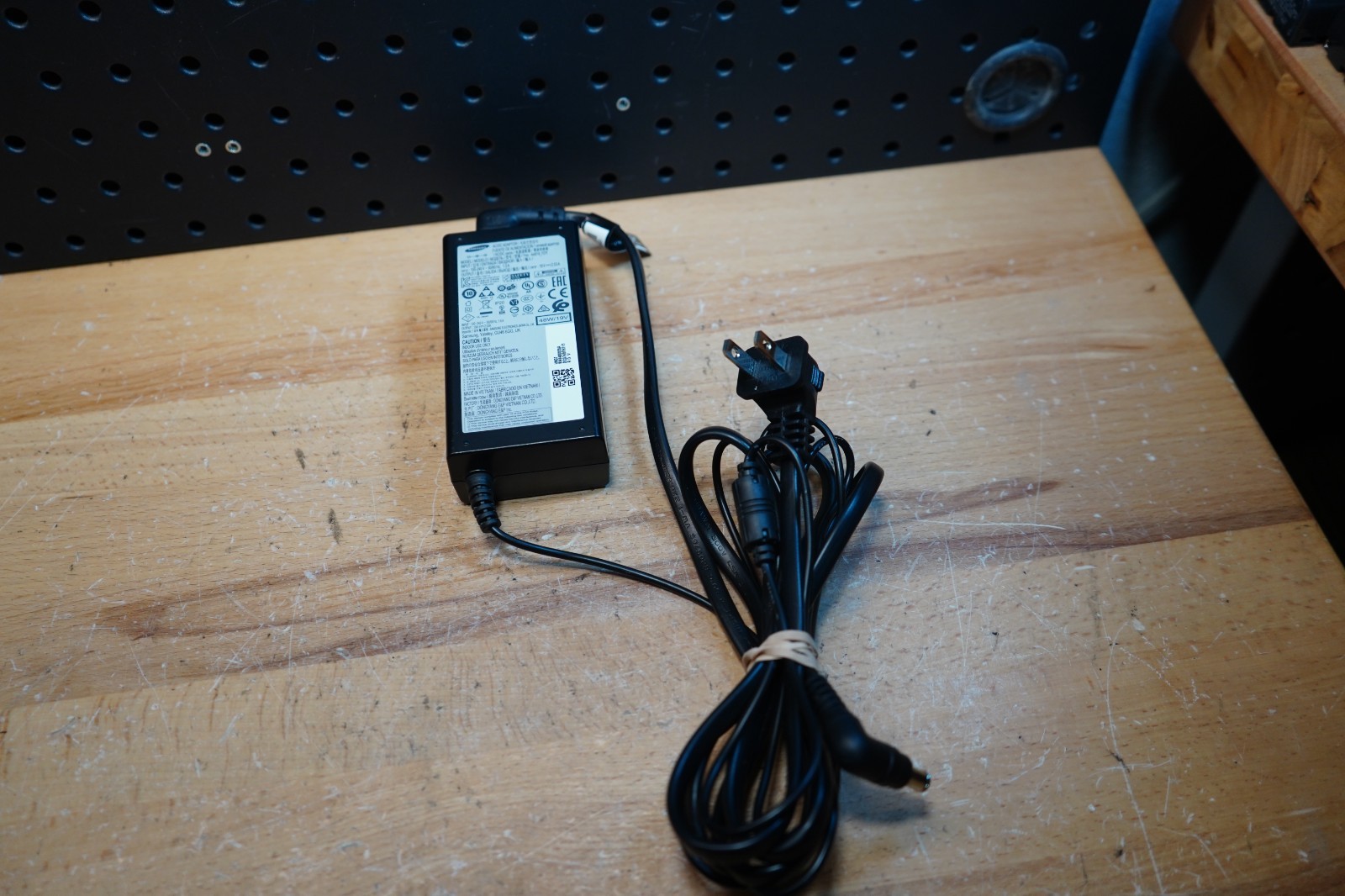 (L) Genuine Samsung A4819_FDY AC/DC Power Adapter 19V 2.53A 48W w/ Cord
