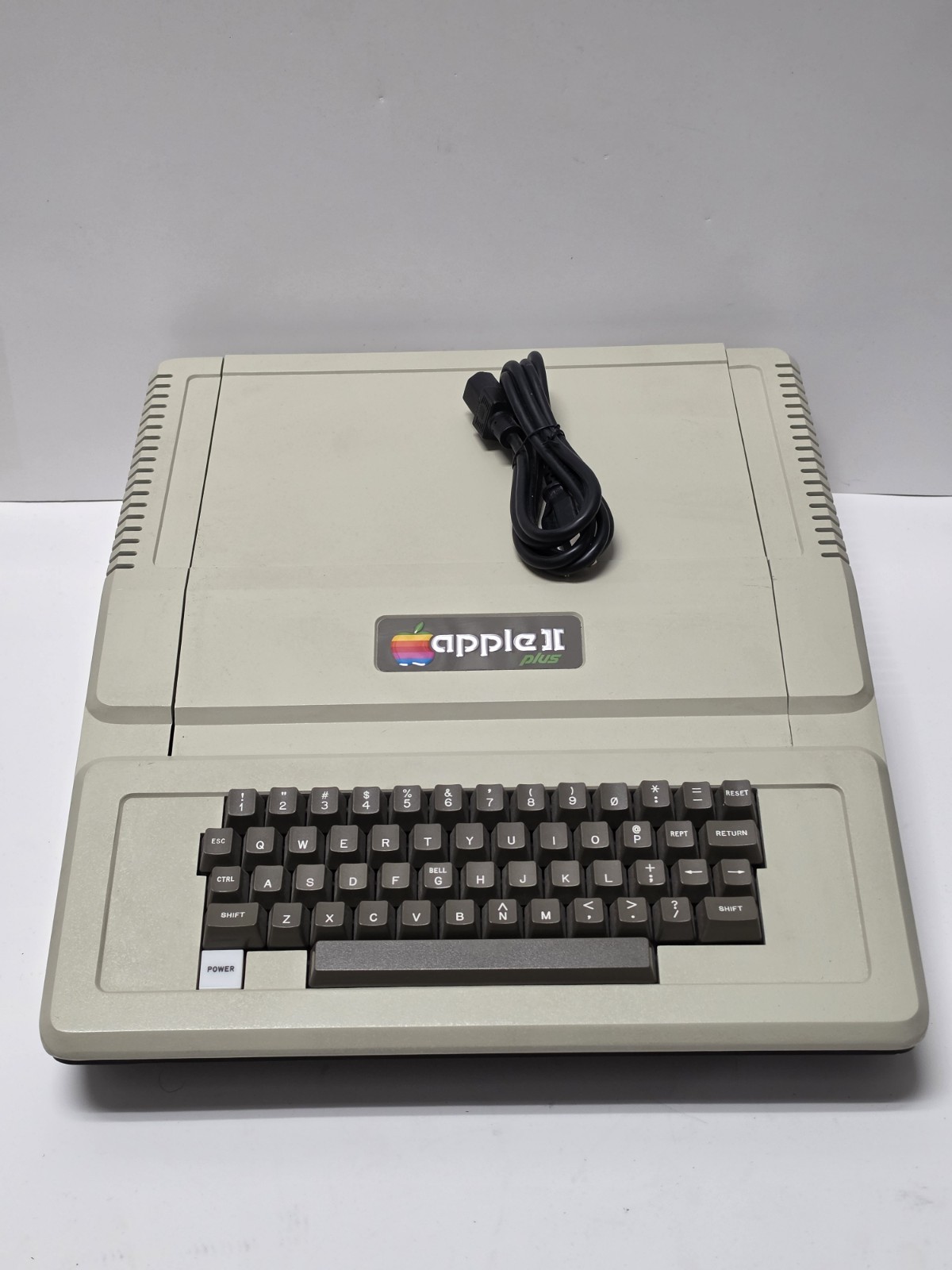 Apple II Plus Model A2S1048A Vintage Personal Computer  Powers On, Read
