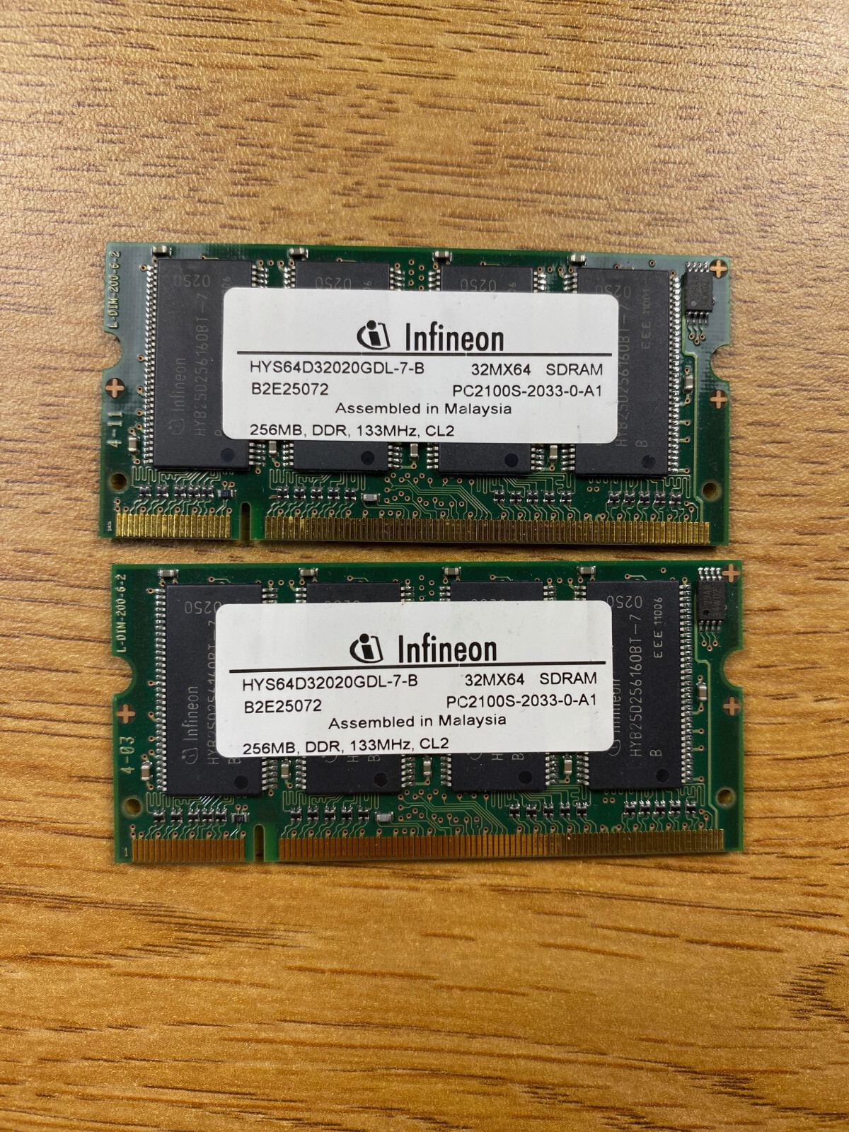 Set of 2 Infineon PC2100S-2033-0-A1 RAM Chips