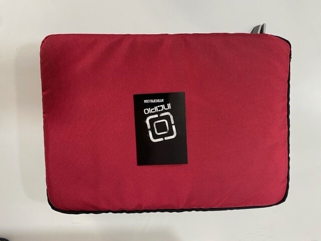 INCIPIO Nylon sleeve for 15'' laptop /tablet black and red color