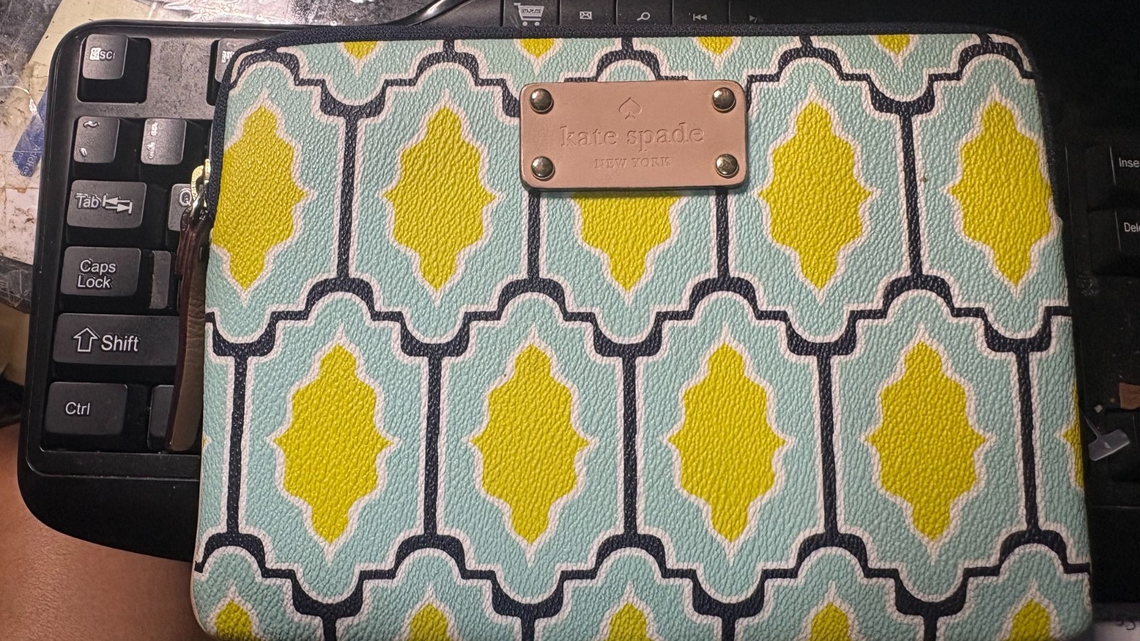 PRSTINE Kate Spade Geomtrc Tablet Sleeve Pouch Teal YELLW Scallop Paded Gold Zip