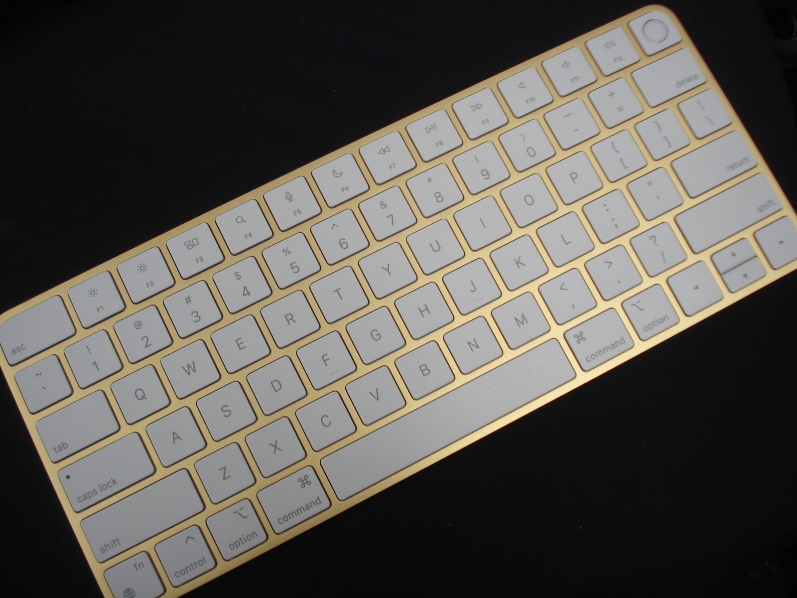 NEW Apple Magic Keyboard with Touch ID A2449 EMC 3579 US English YELLOW OEM