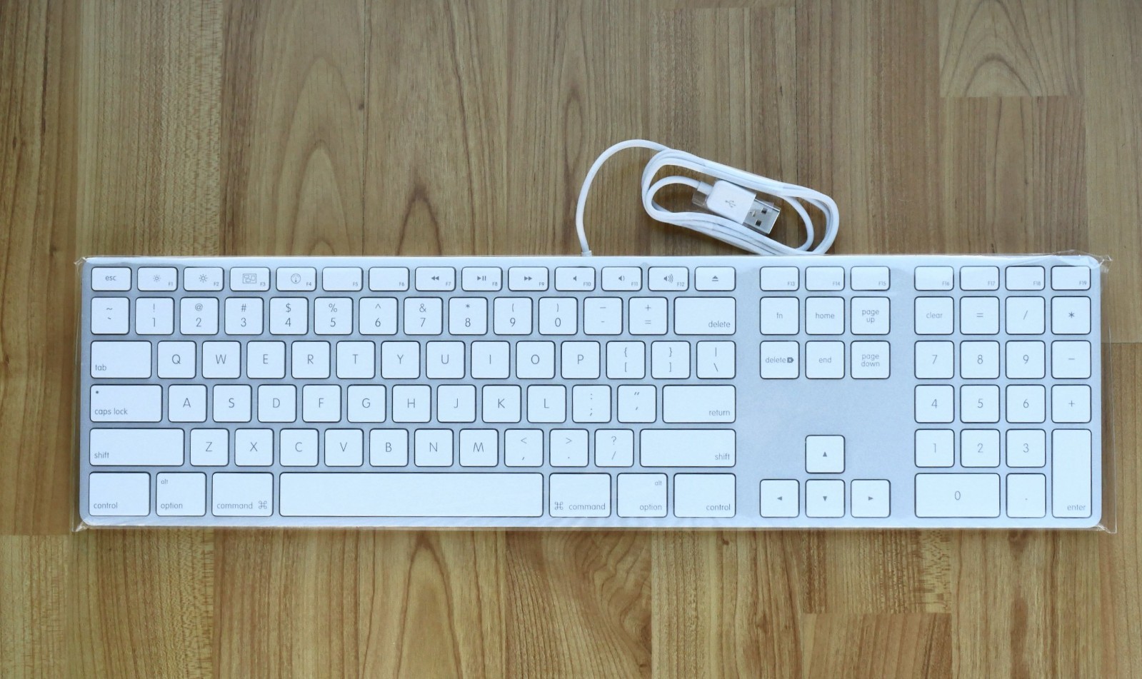 New Apple A1243 Aluminum USB Wired Numeric Keypad 2xUSB port MB110LL/B MB110LL