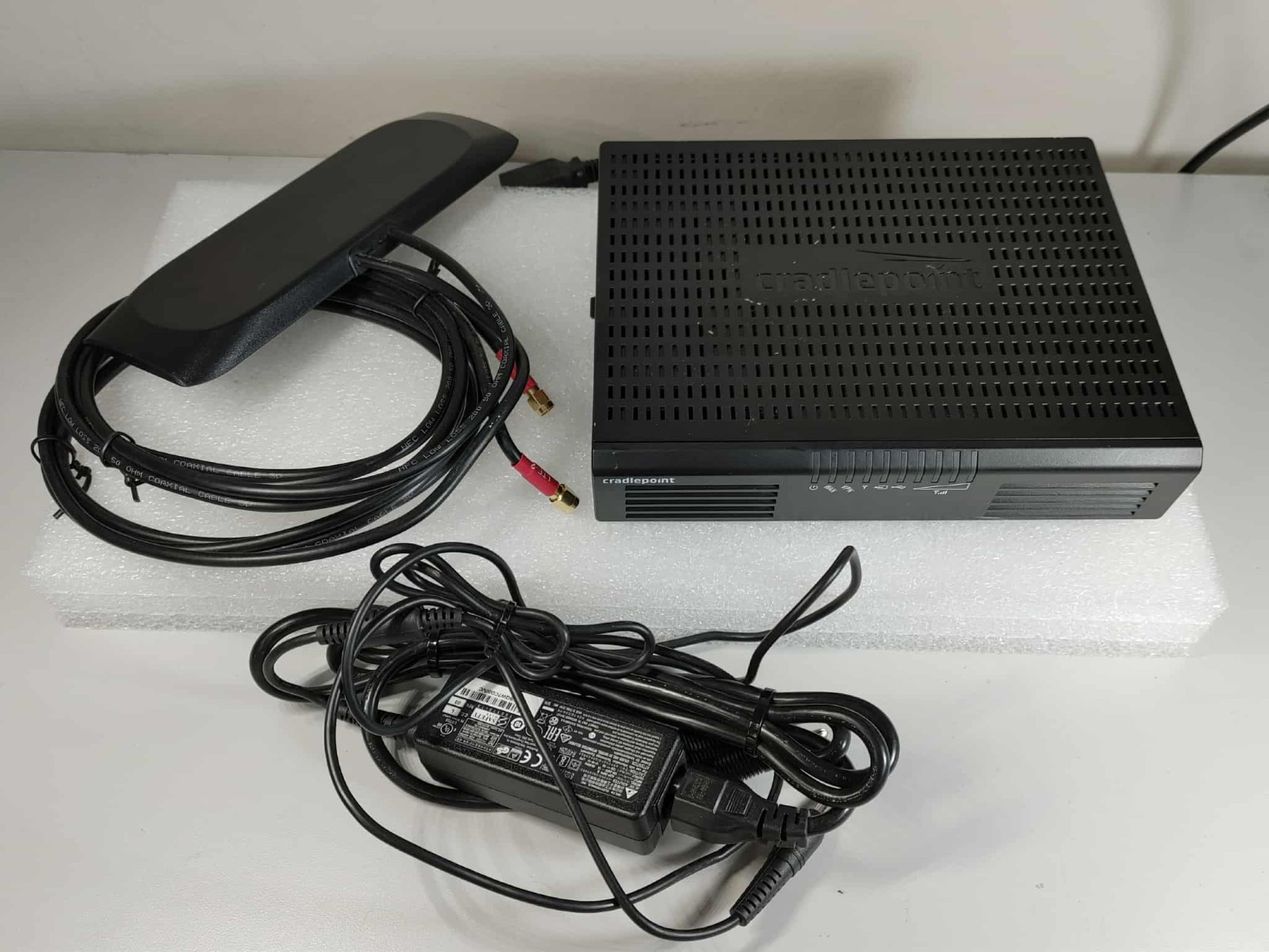 CradlePoint AER1650LP4 4G Router - 5 Ethernet Ports w/antenna and power Ethernet