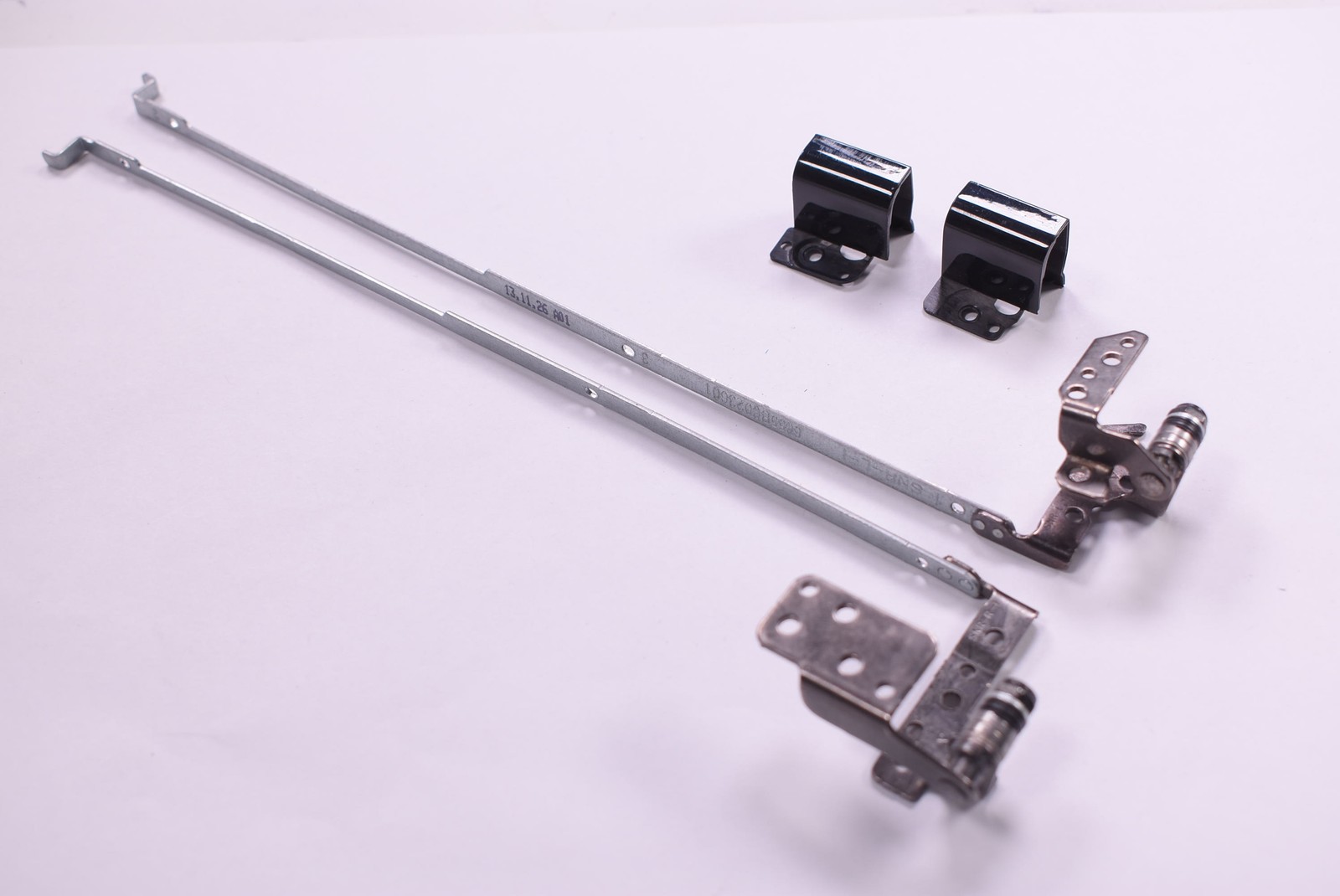 689679-001 Hp Left And Right Hinges Set  2000-2B80DX 200-2D49WM 