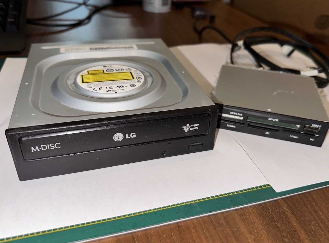 LG Storage GH24NSC0 DVDRW 24X SATA / SA U2CR-368 USB 2.0 Card Reader - Lot