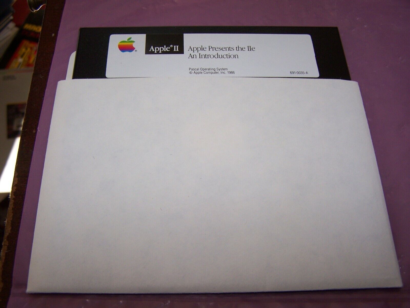 Apple II Apple Presents the IIe An Introduction 691-0035-A on 5.25 Disk