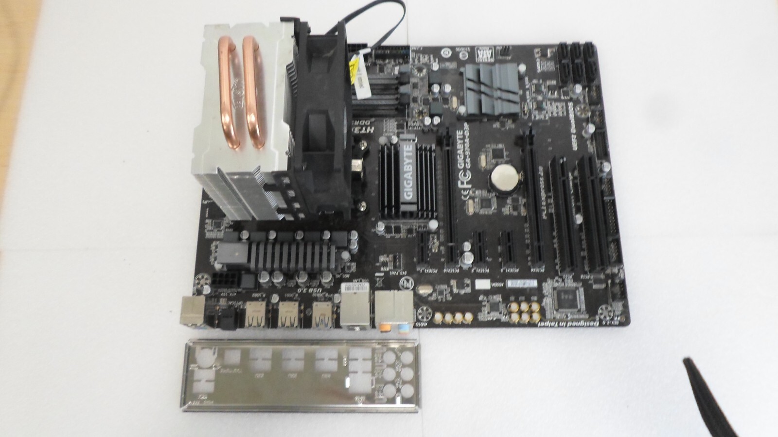 GIGABYTE GA-970A-D3P REV 2.0 AM3+ MB W/ CPU & HEAT SINK