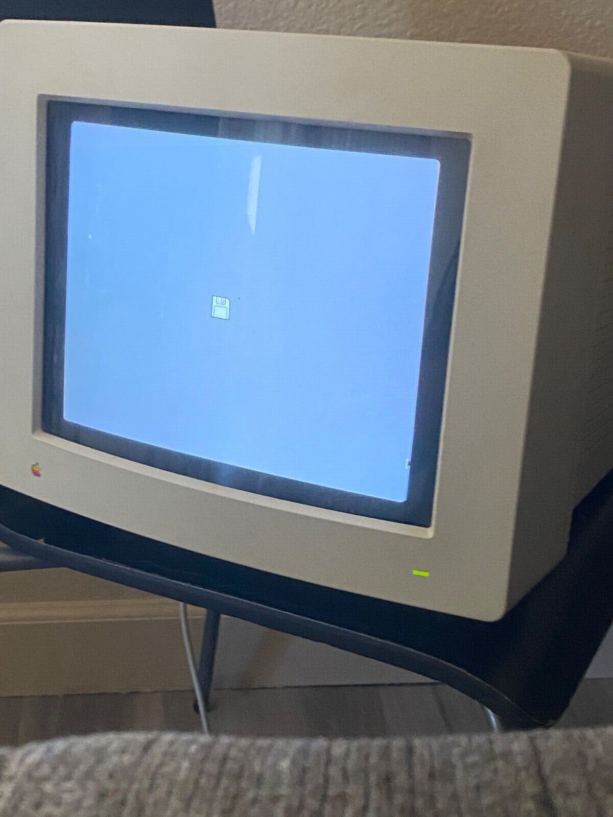 Vintage Apple AppleColor High-Resolution  RGB Monitor M1297 ( M0401 )