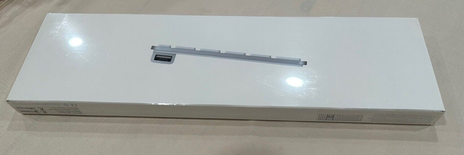 New Sealed Apple Wired Keyboard with USB MB110LL/B Model A1243 With Free Mouse