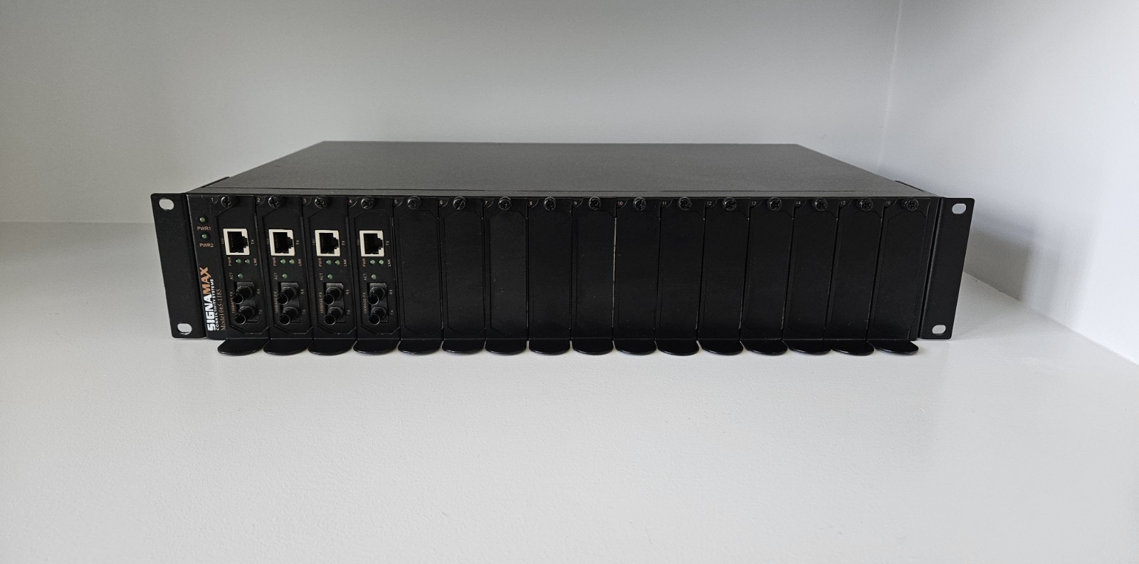 SignaMax 065-1185 16-Bay Rack Mount Media Converter w/ (4) 065-1100NS Converters