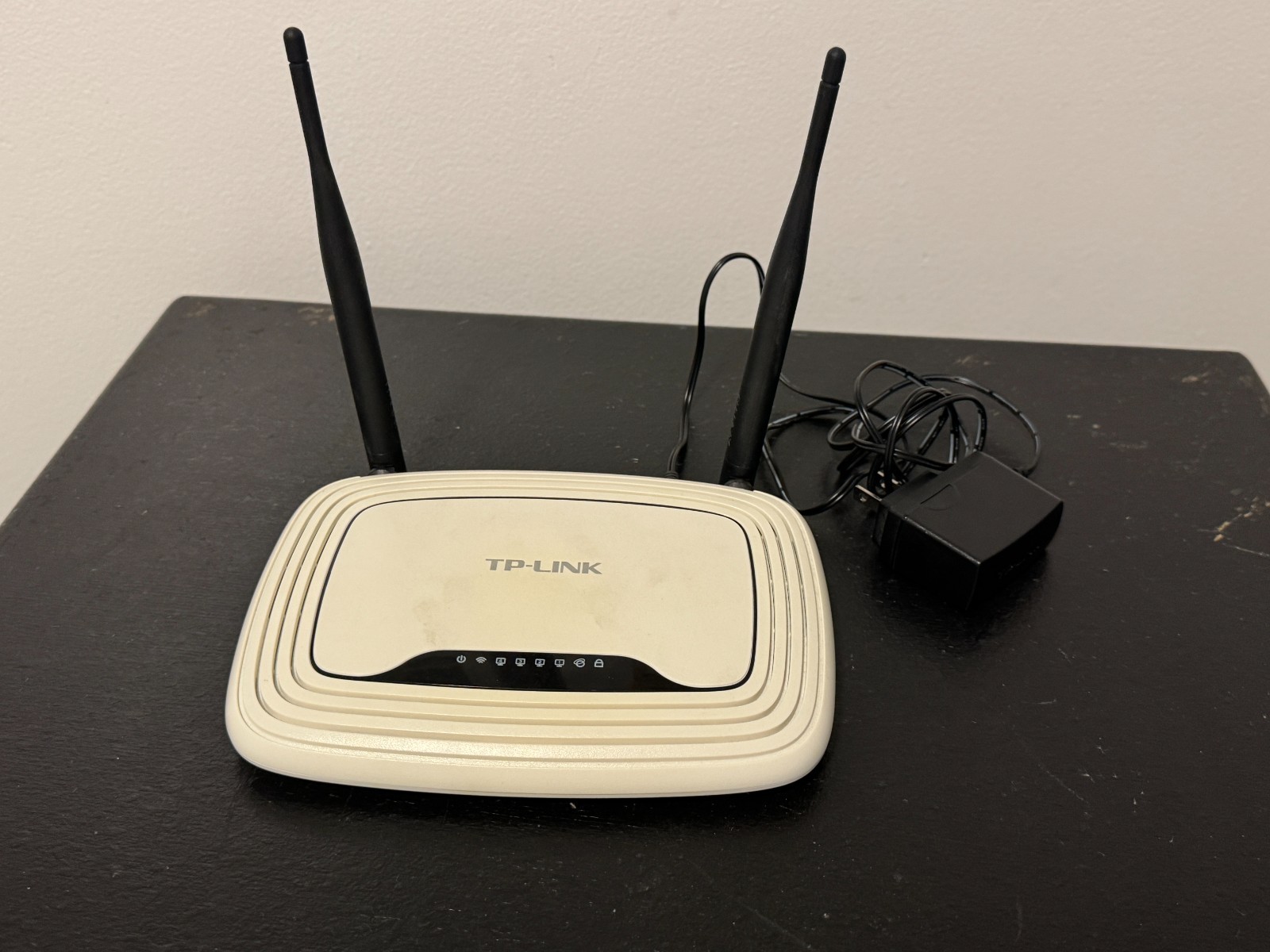 TP-Link 300Mbps Wireless N Router, model TL-WR841N Version 9.2 bundle w adapter