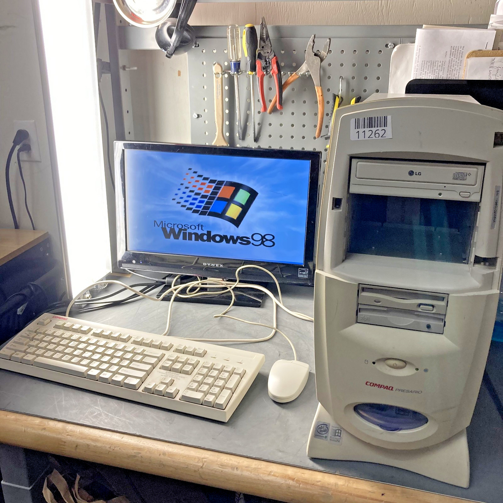 Compaq Presario Pentium III 550MHz 128MB 18GB HDD Windows 98 W/ Keyboard Mouse