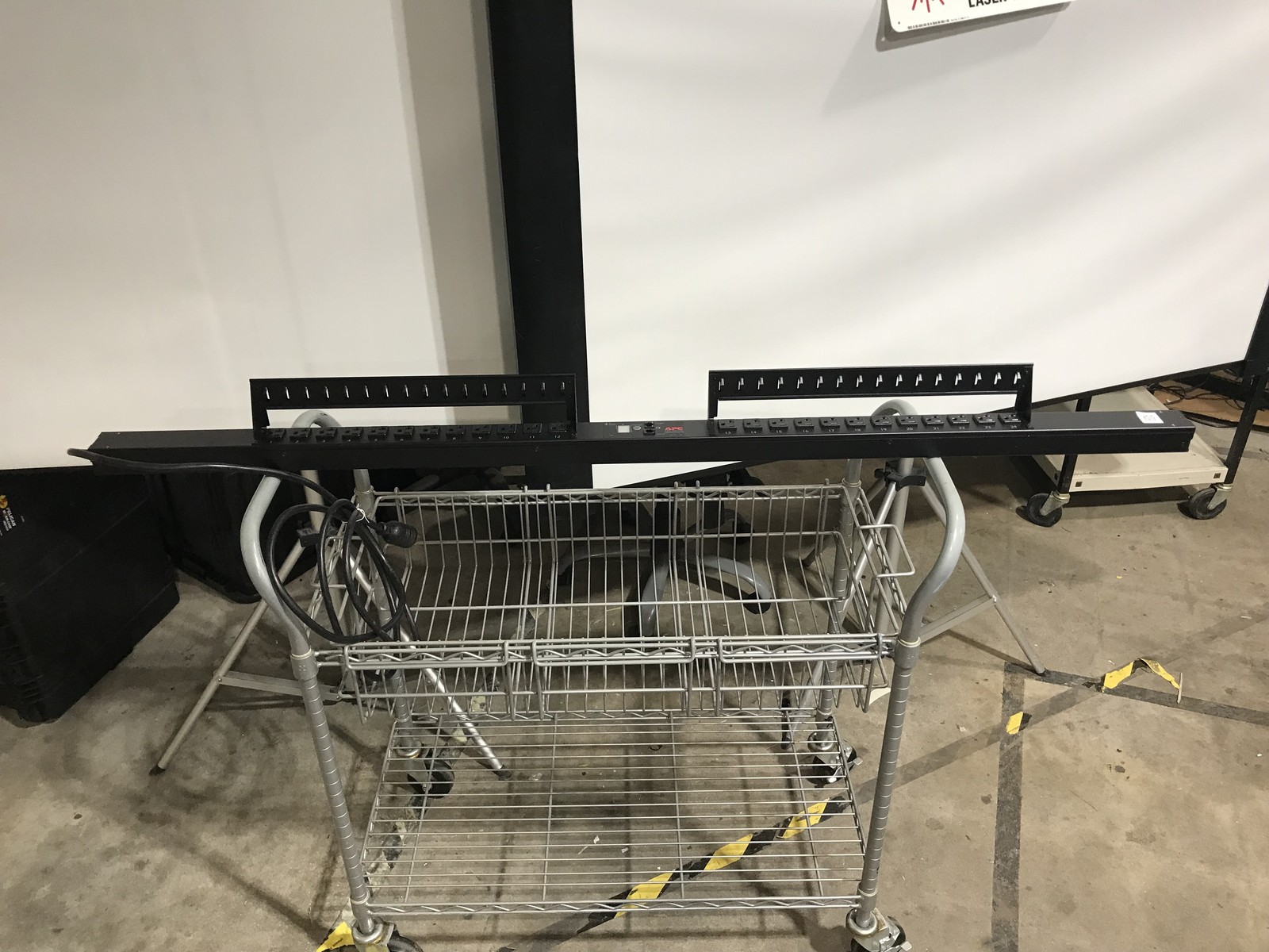 APC AP7830 Metered Rackmount 24-Outlet 120V PDU Power Strip - Tested