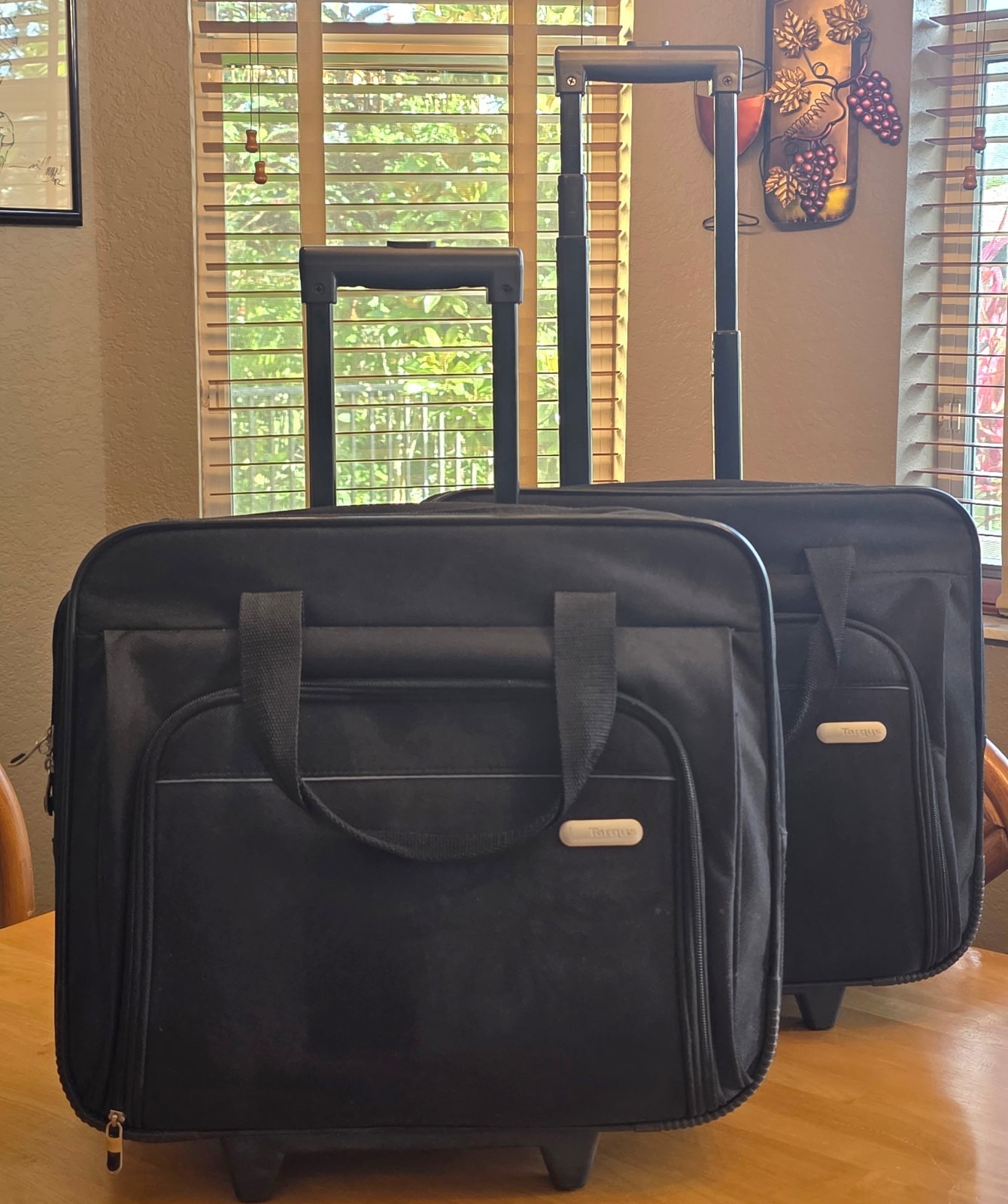 TARGUS TBR003-72 BLACK ROLLING LAPTOP CASE - 2 AVAILABLE - EXCELLENT CONDITION
