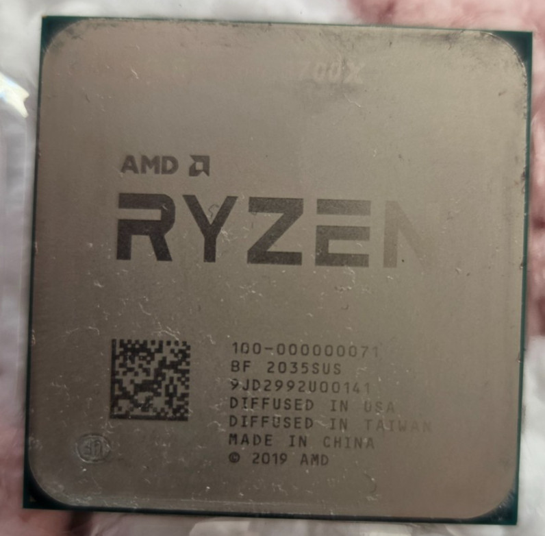 AMD Ryzen 7 3700X 8-Core 16-Thread Desktop Processor & Heatsink "READ"