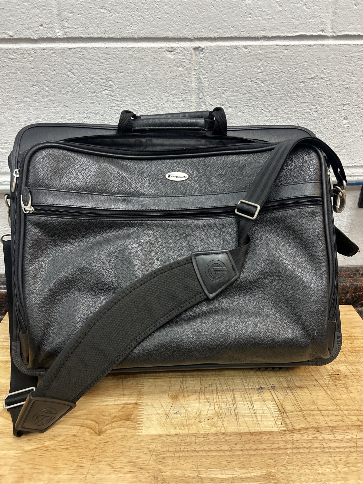 Targus Leather Notebook/Laptop Case Black And Shoulder Strap 