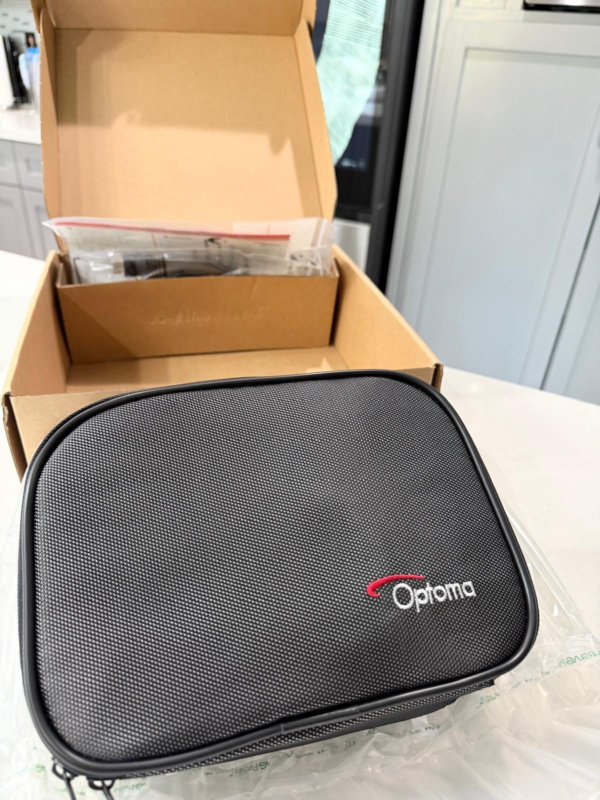 OPTOMA ML750E  LED Projector Compact  - NEW WITH CARRYING CASE - See Description