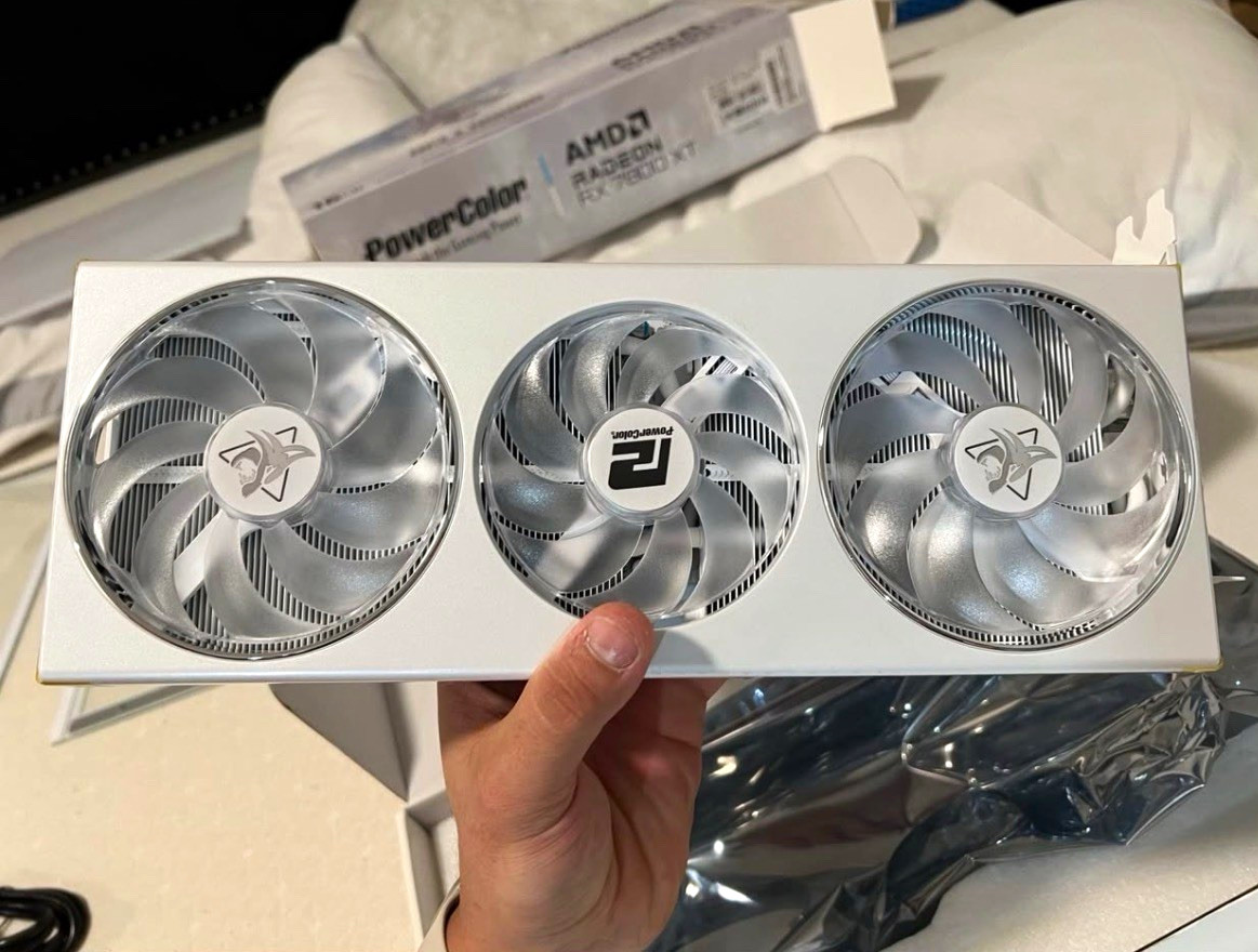 PowerColor Hellhound Spectral White AMD Radeon RX 7800 XT RGB Fan Heatsink
