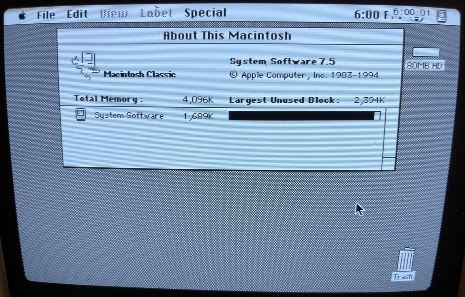 Apple Mac Macintosh Classic  Computer 4MB RAM 80MB HD OS 7.5 - Works