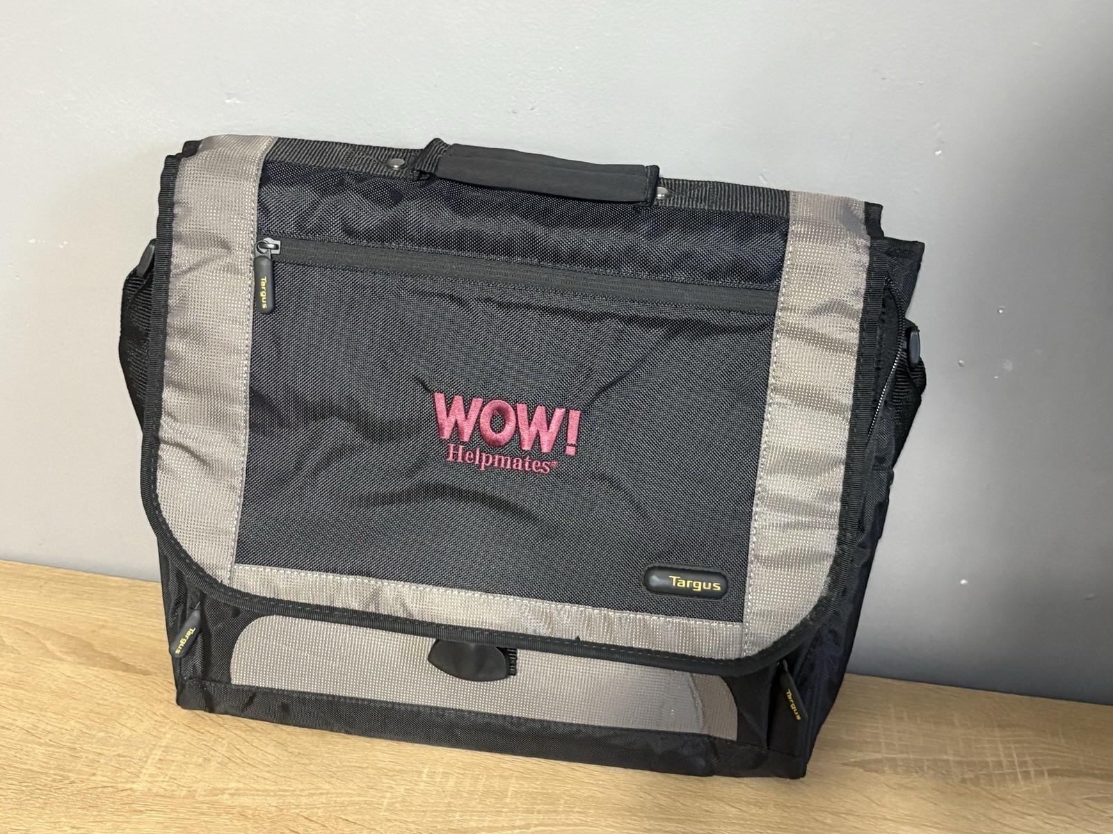 Targus Laptop Travel Computer Shoulder Strap Messenger Bag 17”x14"x4" Black/Gray