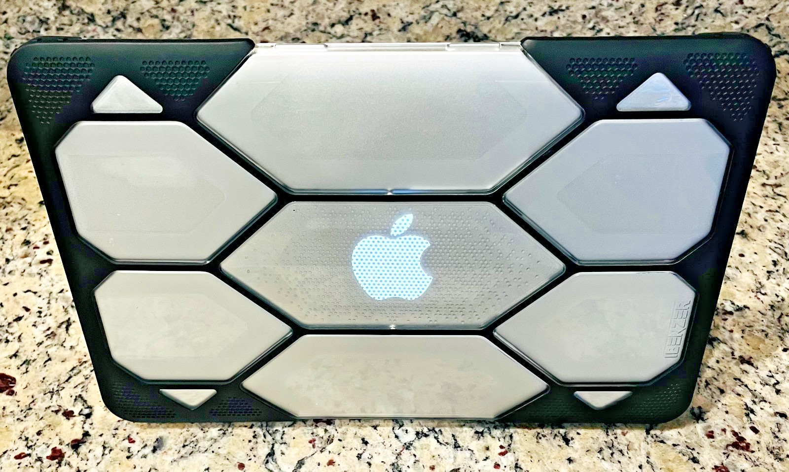 Apple MacBook Air 11  Silver bundle w/Protective Hard Case