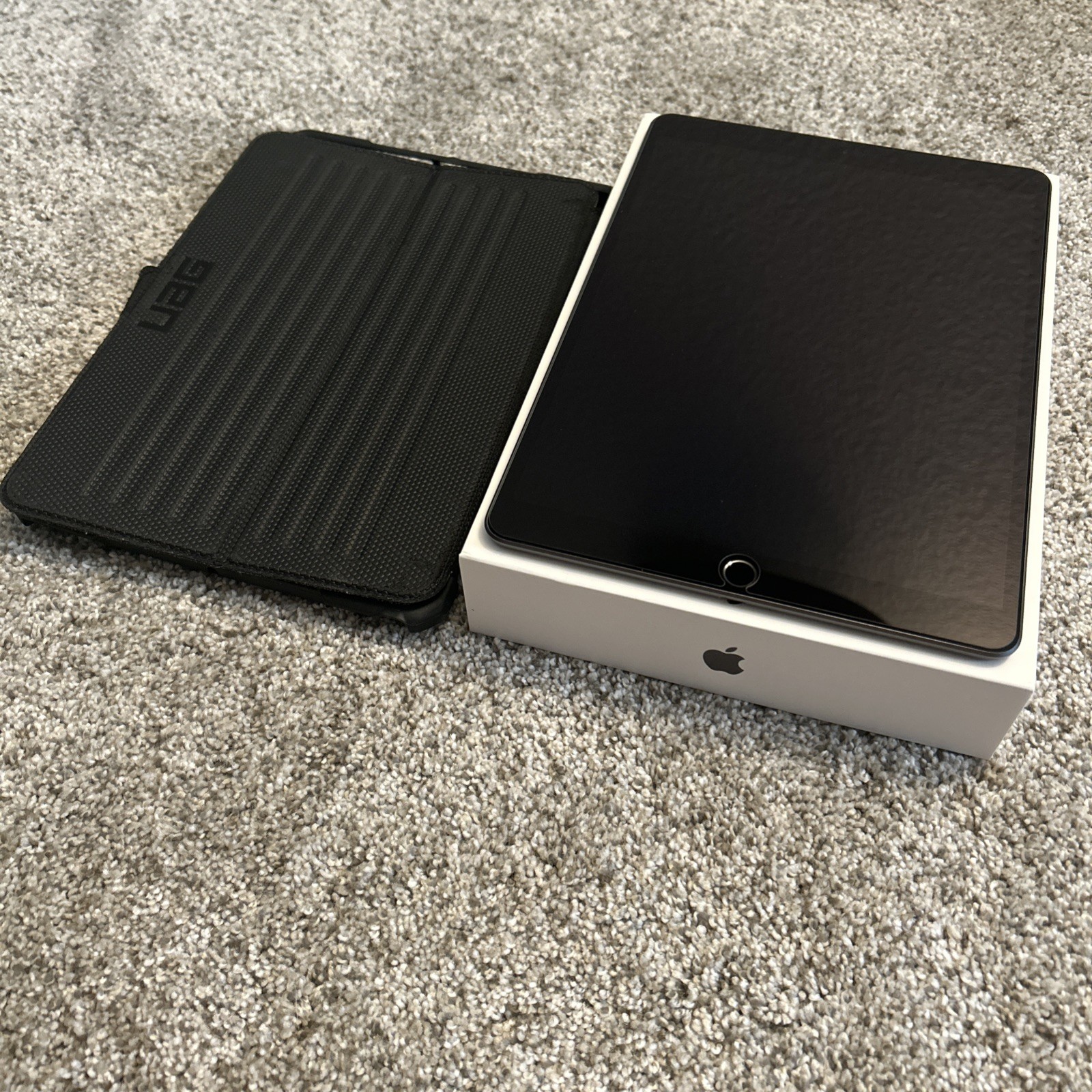 Apple iPad Air 3rd Gen 64GB Wi-Fi 10.5" Space Gray bundle With Box And Case