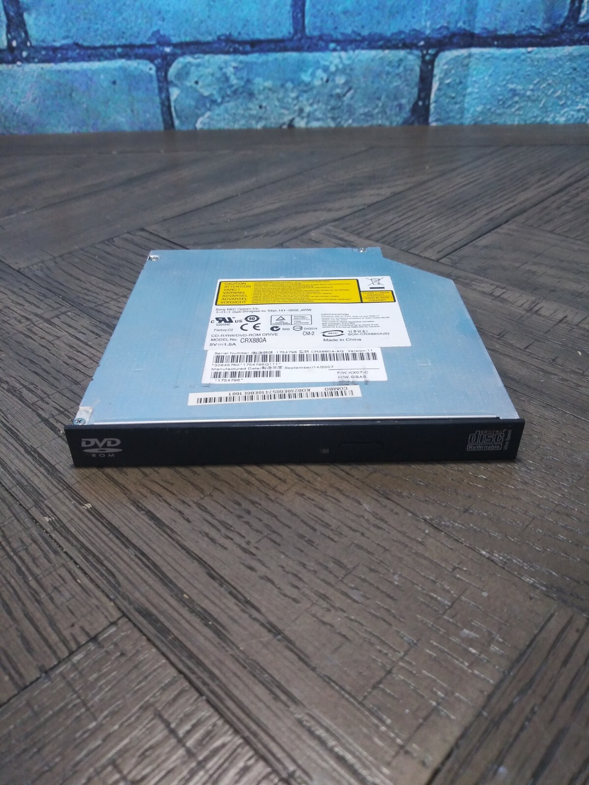 CD-R/RW/DVD-ROM Drive Sony Model CRX880A Class 1 Laser Product (CC)