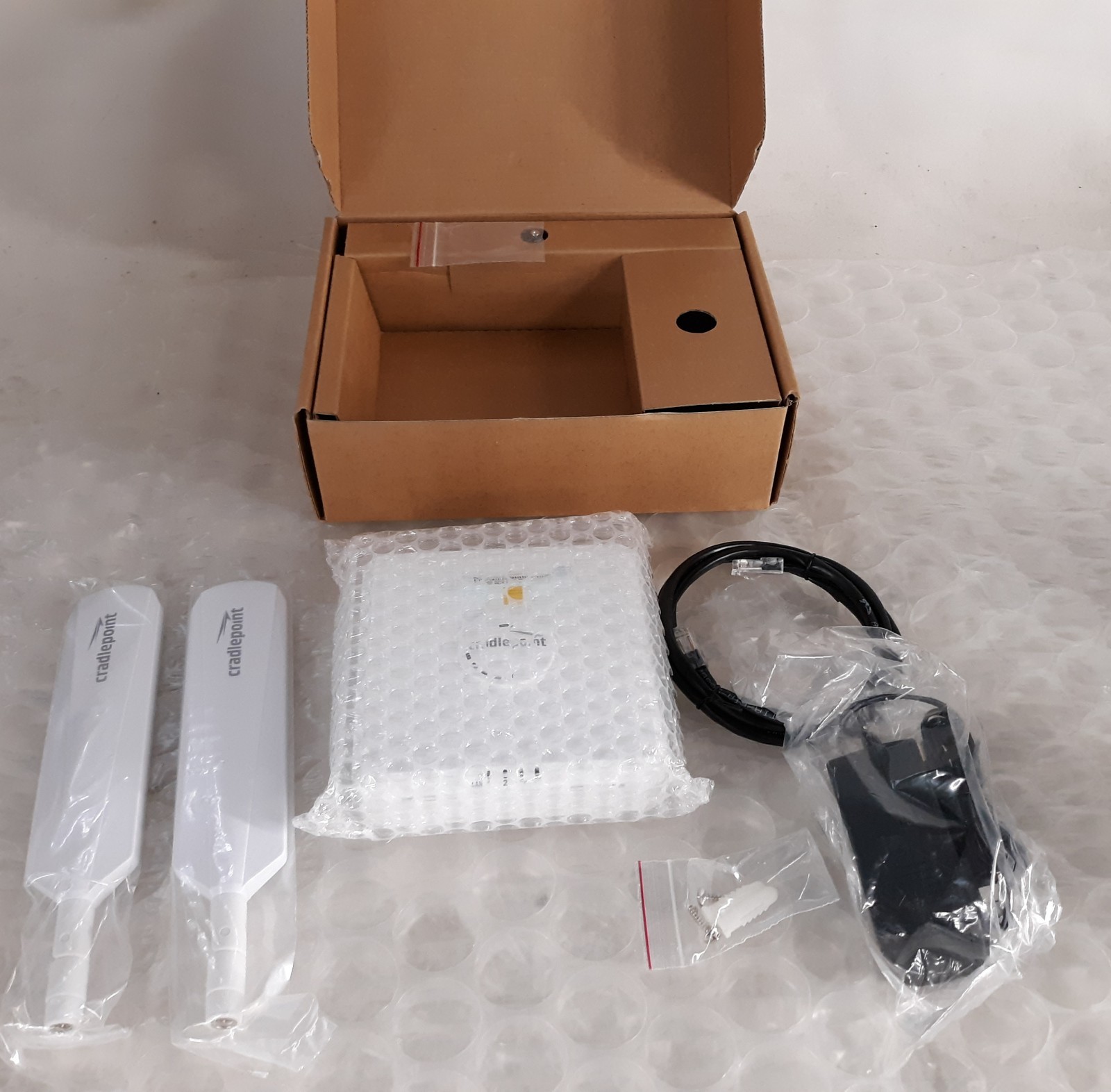 Cradlepoint S4A452A CBA850 4G Mobile Router w/ AC + Antenna NEW *OB*