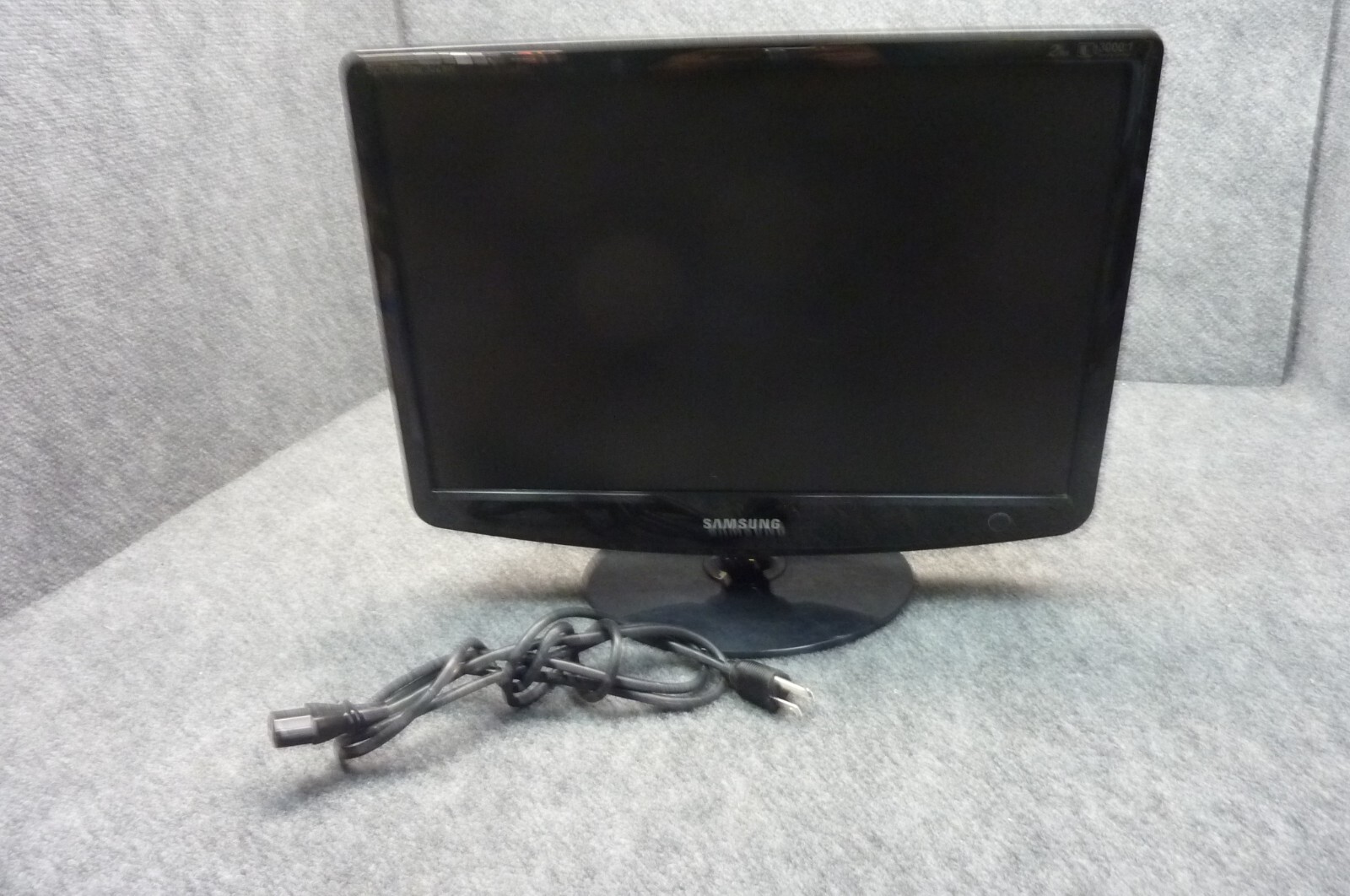 Samsung Computer Monitor SyncMaster 953BW (LS19AQWKF/XAA) Screen 17-1/2”