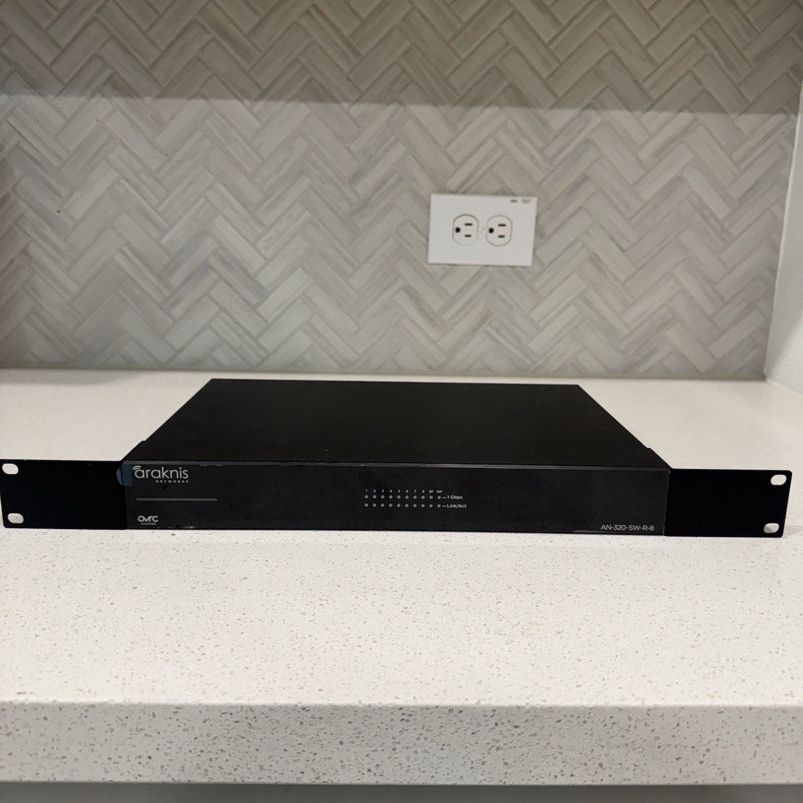 Araknis Networks 320 Series L2 Managed Gigabit Switch (AN-320-SW-R-8-POE) Black