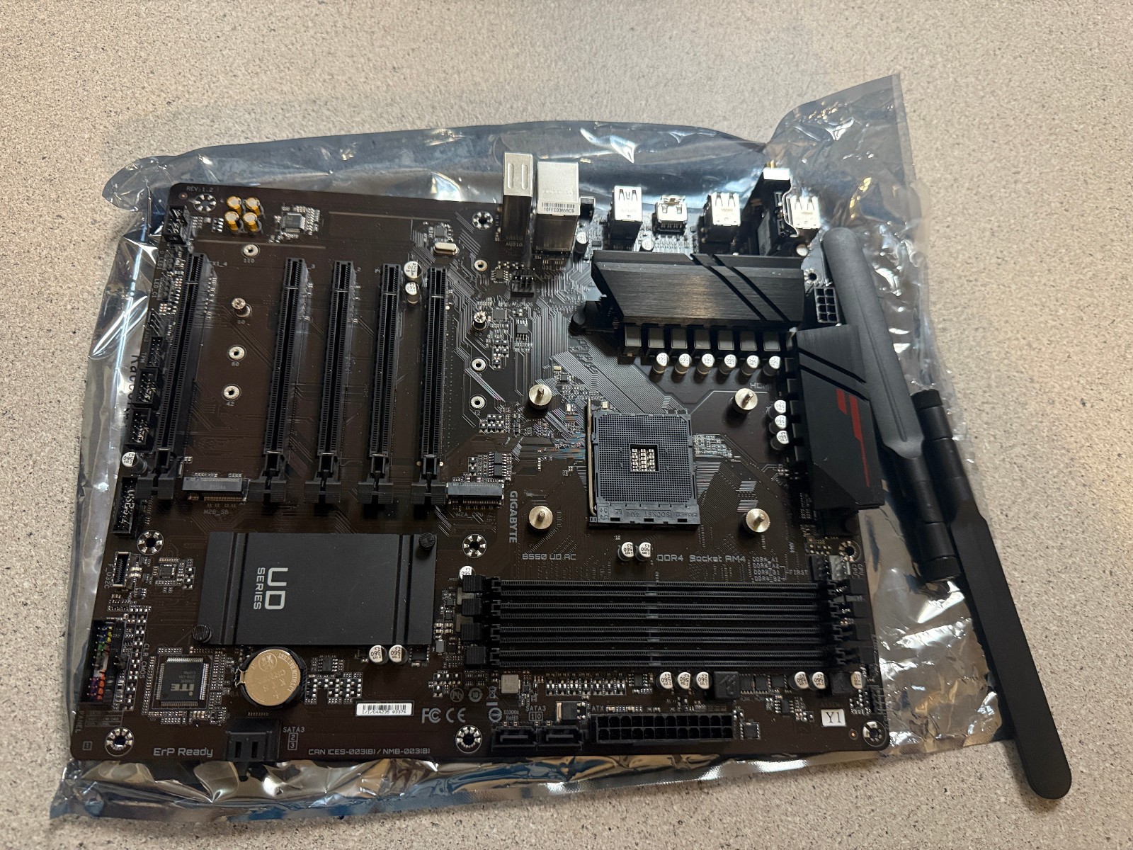 GIGABYTE B550 UD AC Socket AM4 AMD Motherboard W/ WIFI ANTENNAS. PARTS