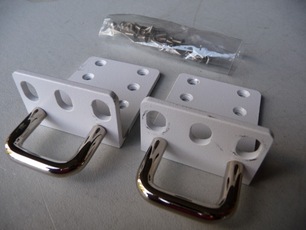 AU SELLER 1 SET OF SOPHOS RACKMOUNT EARS  (OFF UTM 425 ) WILL SUIT OTHERS ALSO.