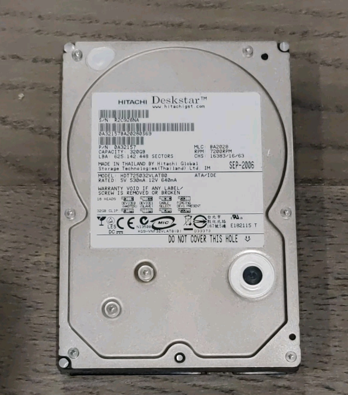 Hitachi Deskstar HDT725032VLAT80 Hard Drive 0A32157 320GB  Internal 7200RPM 3.5"