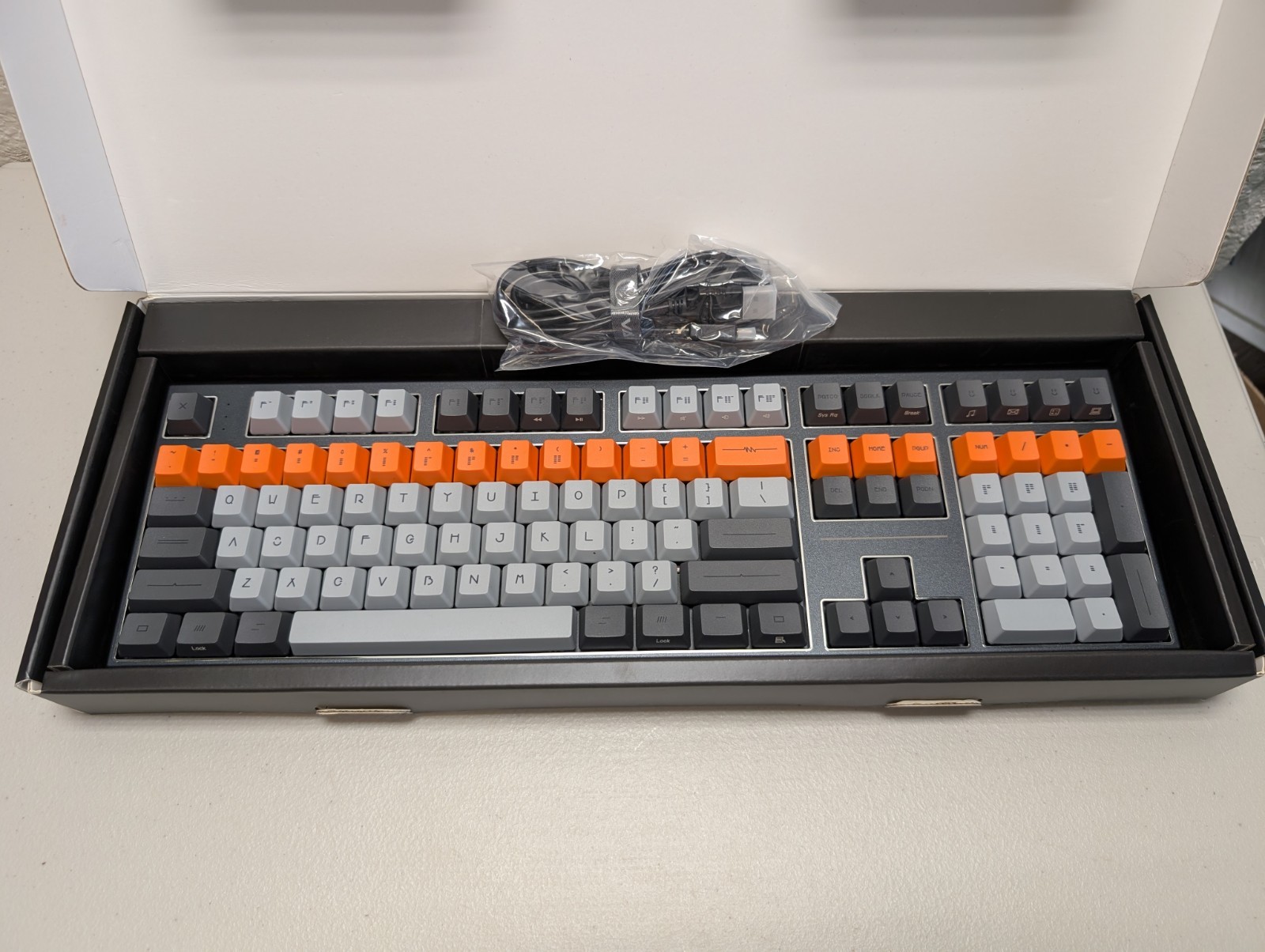 VBM108 Lure Bot: Lie White LED Dye Sub PBT Mechanical Keyboard Varmilo EC ROSE
