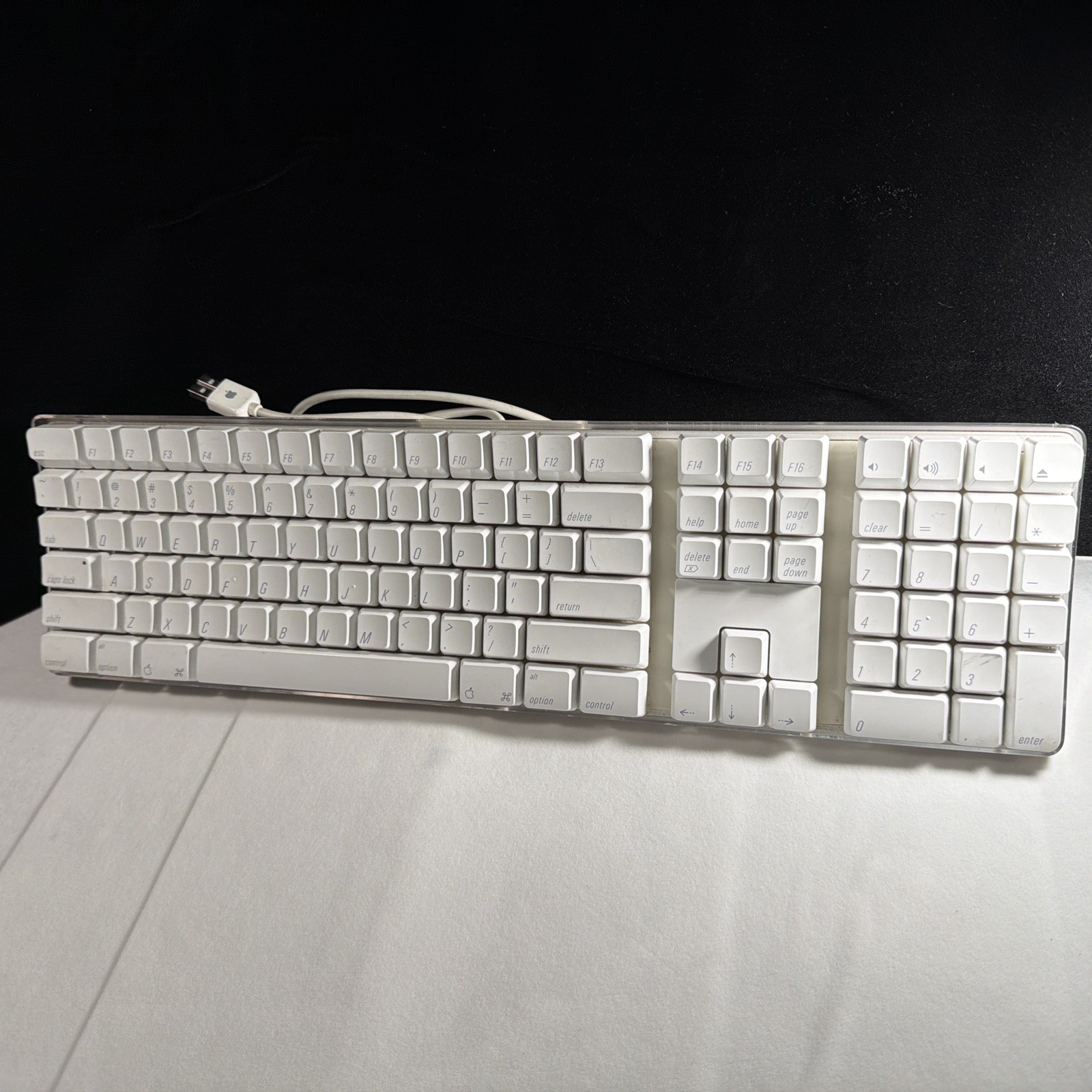Genuine Apple Mac A1048 White Wired Full Size Keyboard English with 2 USB port