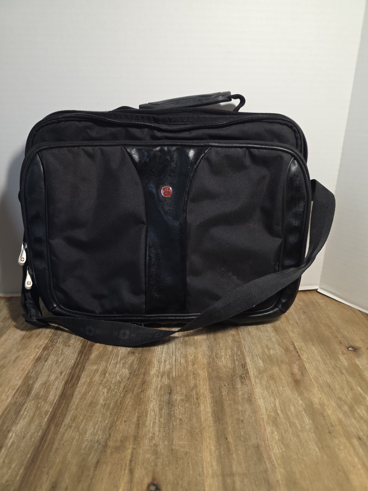 Wenger Padded Black Nylon Shoulder/Messenger Laptop Bag for 15 in Computer