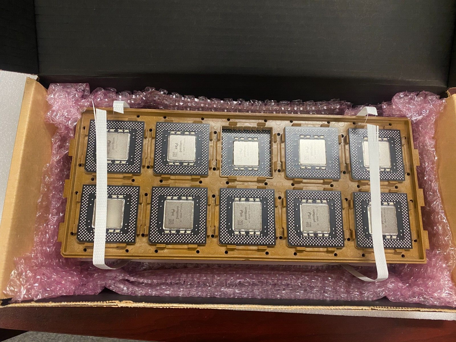 Vintage but NEW Intel Pentium 200MHz MMX CPU FV80503200 2.8V SL27J