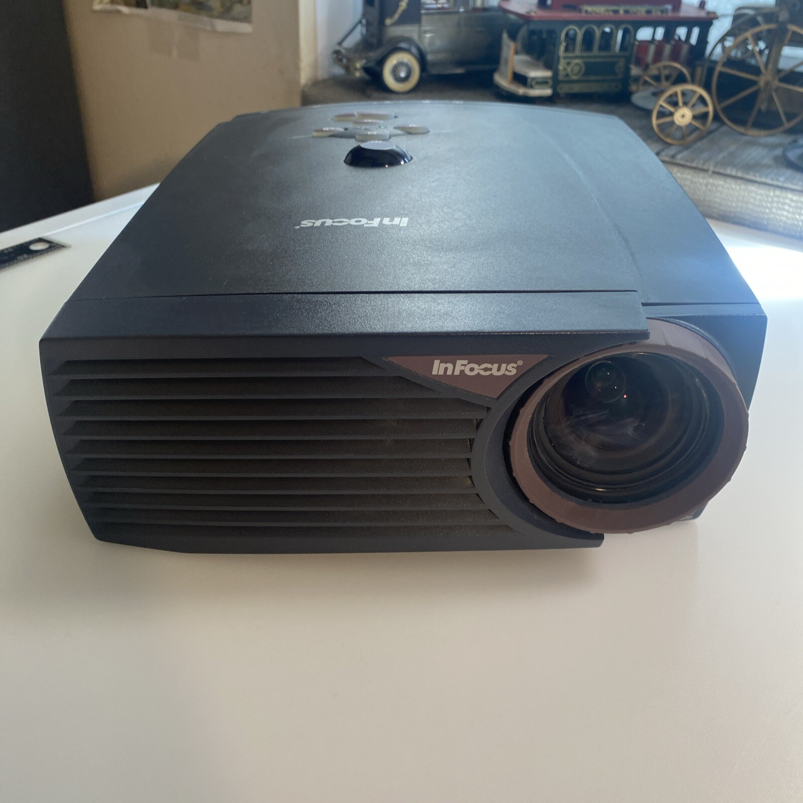 InFocus LP400 800x600 Projector 📽️ Untested Powers 🆙 and runs za3