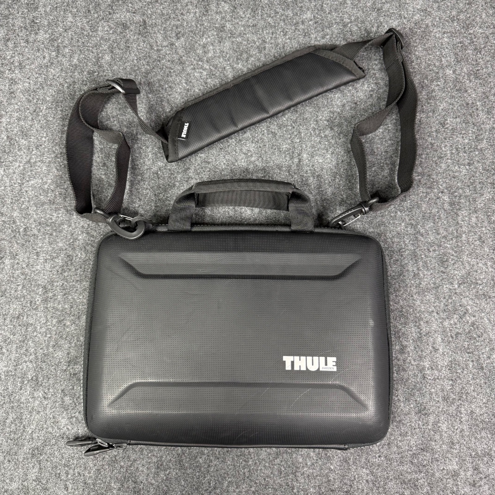 Thule Gauntlet 4 Attaché Briefcase 14” MacBook Pro Laptop Case Black w/ Strap