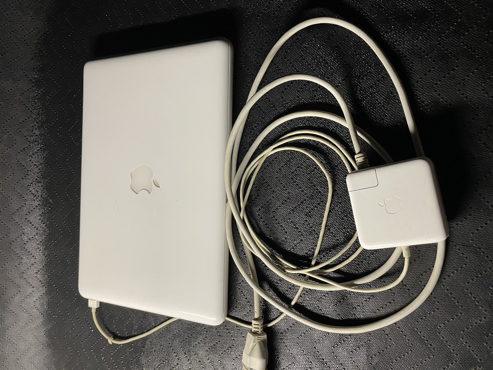 A1342 Apple MacBook. Late 2009 Model. Working, Microsoft word. Charger . BUNDLE