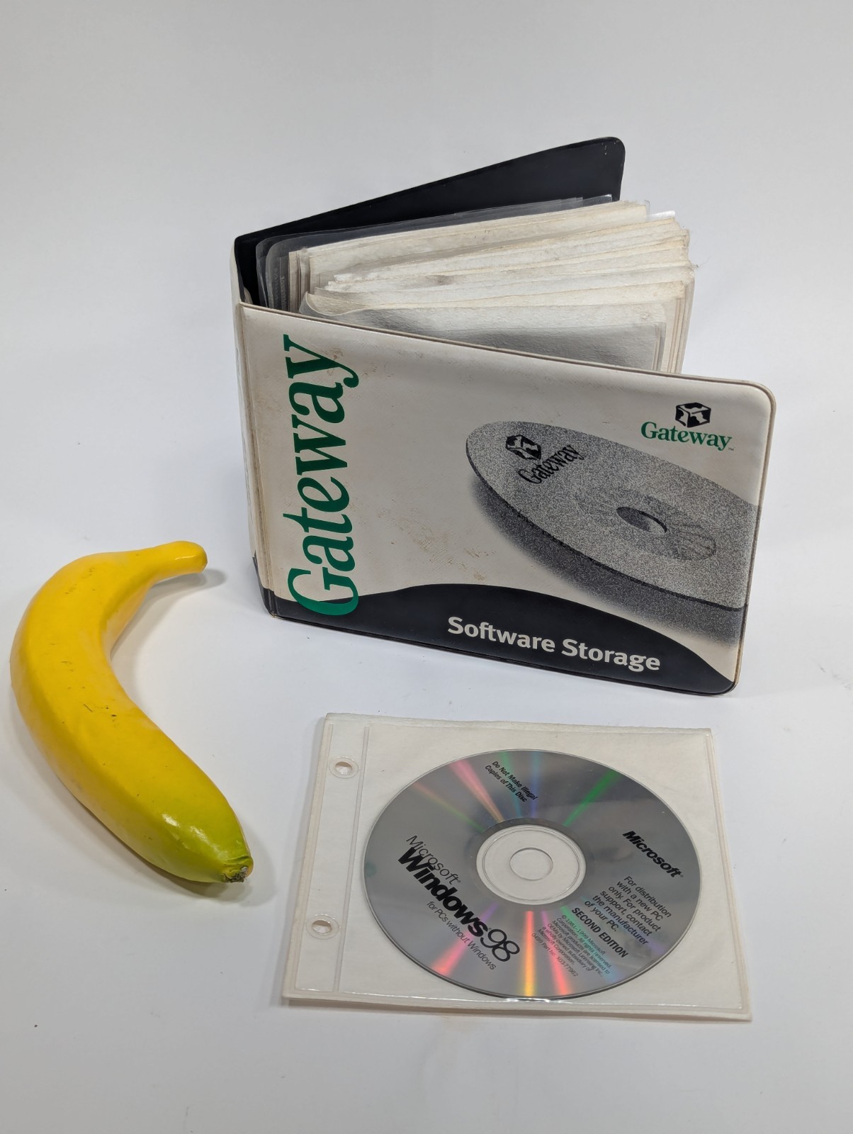 Windows 98 Second Edition CD ROM + Gateway Software Storage + Works Suite 99 