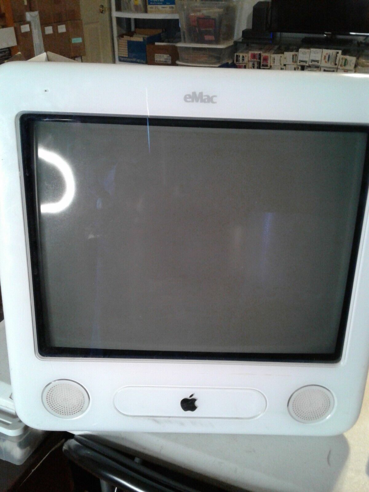 2003 APPLE EMAC COMPUTER/MONITOR/ALL IN 1. TURNS ON/OFF FAN & SPEAKERS WORK.